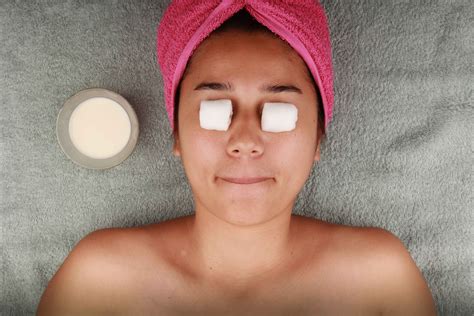 How to Reduce Eyelid Puffiness | 2bstronger.com