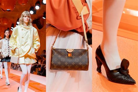 Louis Vuitton 2024 春夏大秀 5 個亮點：為什麼辦在未完成的工地？時髦手袋、鞋履一次看！ - POPBEE