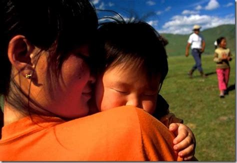 OLTRE IL MURO: ARTE e FOTOGRAFIA: MAMME NEL MONDO