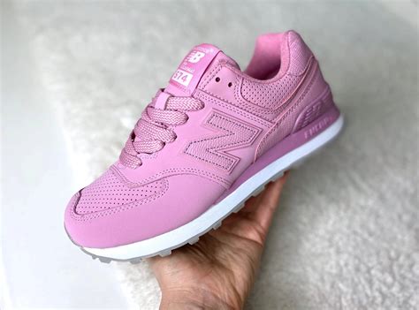 Купить женские кроссовки New Balance 574 розового и серого цвета в СПб
