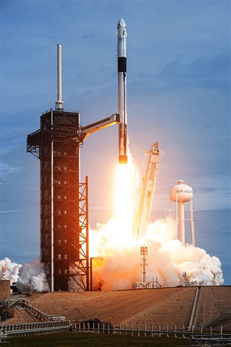 spacex launches  era  spaceflight  companys  crewed