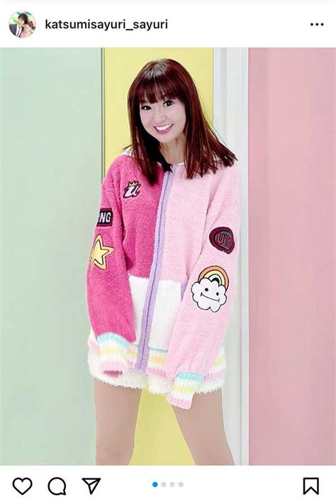 53歳かつみ・さゆり、ミニ丈パンツ姿が「スタイルも抜群」 "部屋着風"の着こなし披露 | ENCOUNT