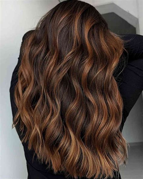 Get Noticed: Scattered Highlights for Stunning Brown Hair