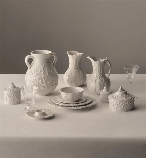 กล่องขนาดใหญ่ เซรามิกสีขาวลาย Lily Dior แบบนูน | DIOR