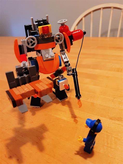 Revisiting 31124 (Super Robot) Lego Creator set. Trying to build bigger ...