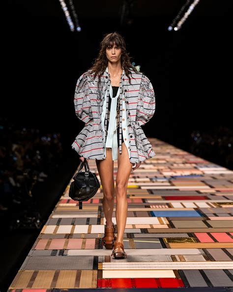 Desfile Feminino Spring-Summer 2025 | LOUIS VUITTON