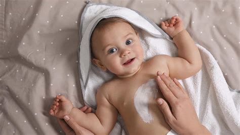 Bebe Coçando A Orelha - NUK - Bebê coçando muito a cabeça e a orelha: como aliviar