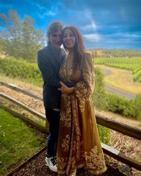 Cassandra Peterson, a eterna Elvira, posta foto raríssima com a mulher