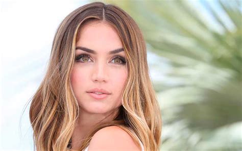 Ana de Armas tiene el vestido más elegante para este verano