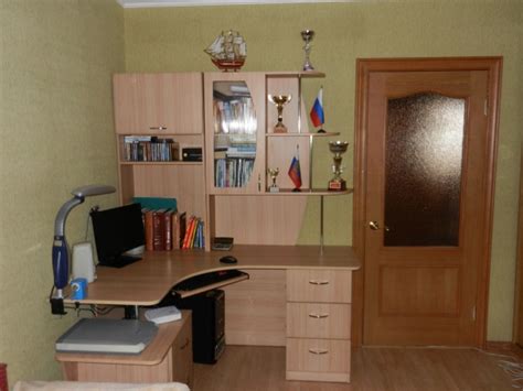 Полки над письменным столом для школьника: 54 фото / Место для угловых ...