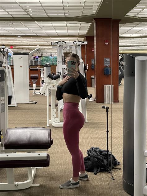 A lilllll peachy today🍑🍑🍑 : r/GymGirlsNSFW