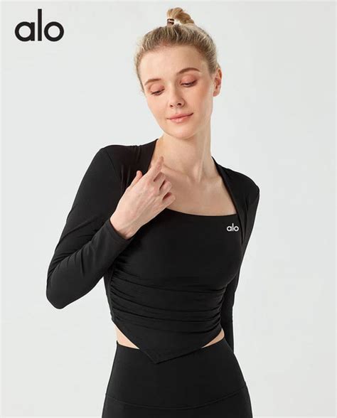 Костюм спортивный Alo Yoga купить на OZON по низкой цене (1642629579)