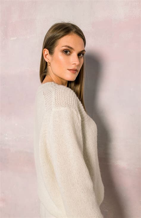 Biały puszysty sweter 143 Swetry.pl