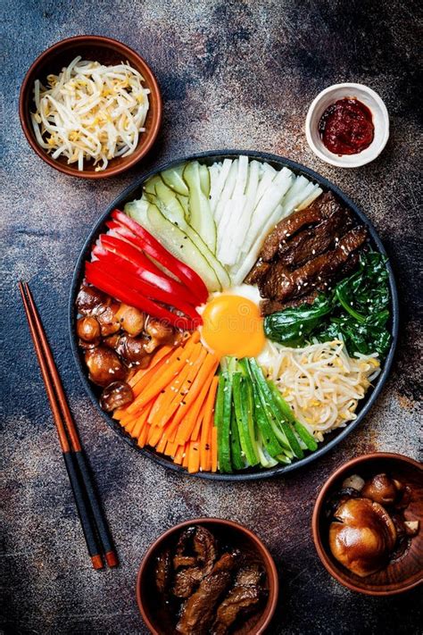 Bibimbap, традиционное корейское блюдо, рис с овощами и говядина ...