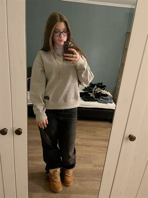 Uggs lowmel outfit inspo | Outfit with uggs, Trashy outfits, Outfit