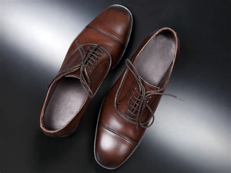 Premium Photo | Classic men's brown oxford shoes on dark space