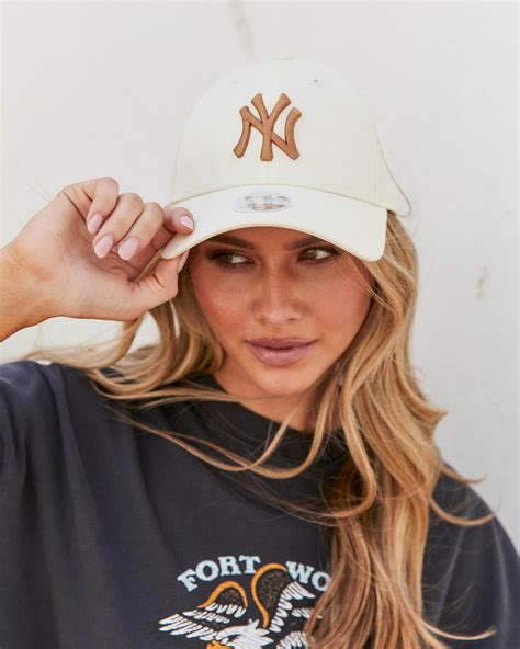 Style experts use videos to explain the appeal of a ny ny cap 1