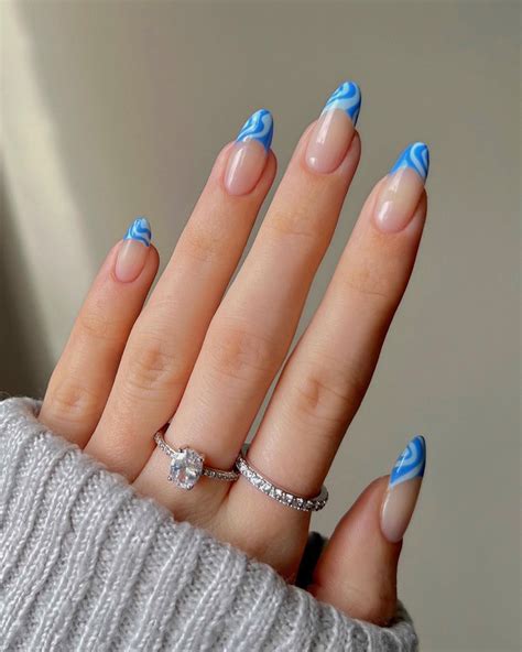 10 diseños de uñas azules (elegantes y bonitos) que son tendencia este