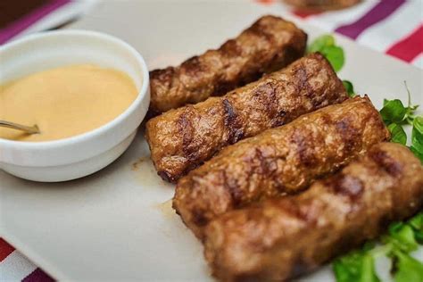 cati lei costa  singur mic cu mustar  celebrul restaurant la