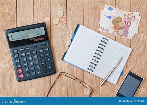 Тетрадь крупного плана открытая, калькулятор, ручка, смартфон на ...