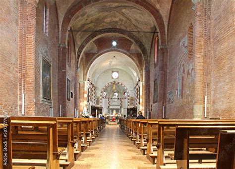 la navata centrale della chiesa romanica di San Lanfranco a Pavia Stock ...