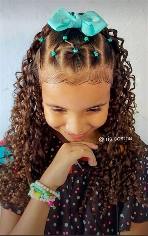 Penteado Anos 60 Cabelo Cacheado Infantil - Penteado cabelo cacheado | Penteado infantil para festa, Penteado ...