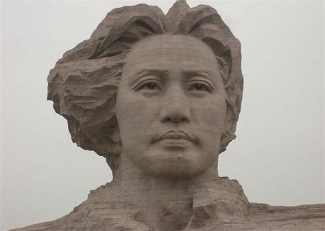 25 необычных, а порой откровенно странных, статуй в честь известных ...