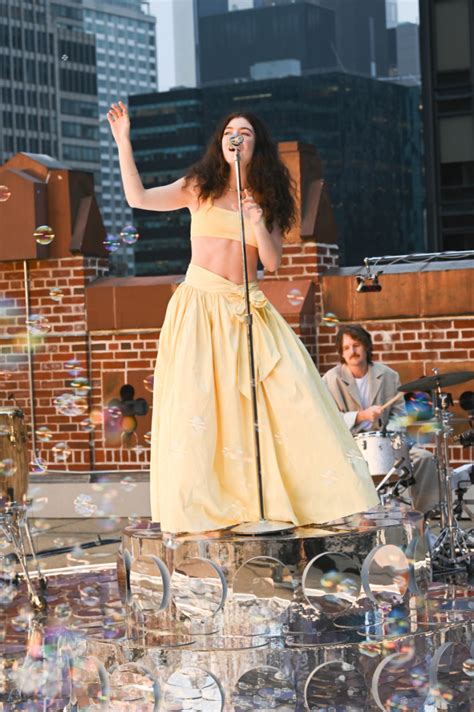Lorde Grammy Outfit