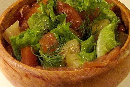 Рецепт: Овощной салат с куриной грудкой и сухариками