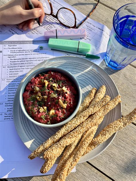 Beetroot, Yogurt and Walnut Dip as a Snacking Plate | Recipes | 5' O