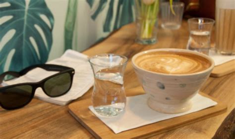 Zašto se uz šolju kafe danas servira i čaša vode – DOMACI KOLACI