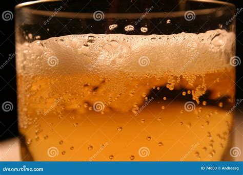 Espuma de la cerveza imagen de archivo. Imagen de bebida - 74603