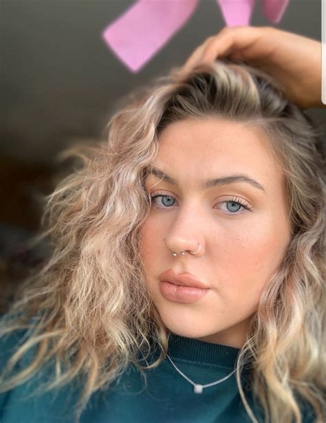 Does she have the lips ? | Scrolller