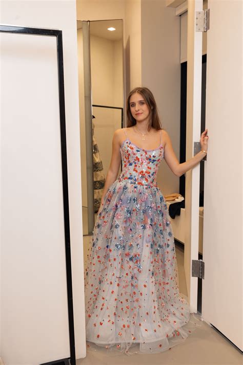 Lucia Ponti, la nipote di Sophia Loren, risplende in Armani al Ballo