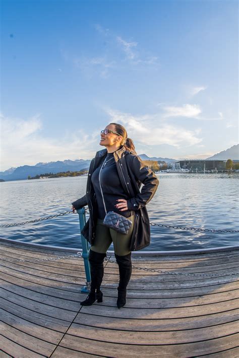 TW Pornstars - Lisa Ann. Twitter. A heaping slice of perfection, please