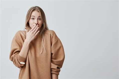 Неприятный запах из интимной зоны: причины и лечение