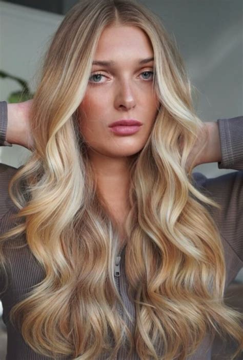 Honey Almond Blonde Long Waves: The Perfect Autumn Blonde Hair Trend