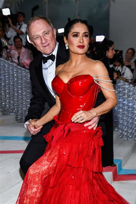 Salma Hayek suffers wardrobe malfunction while dancing in her bathrobe