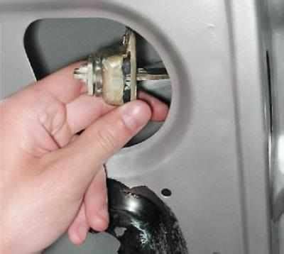 Ограничитель открывания передней двери — снятие и установка ВАЗ-2112 ...