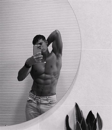 Jonan Wiergo y Batman desnudos en la cama. ¿Quién es 'El caballero