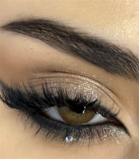 Maquiagem Com Olhos Marcados - Maquiagem olho bem marcado | Homecoming makeup black dress, The weekend ...