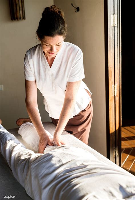 Female massage therapist giving a massage at a spa | premium image by