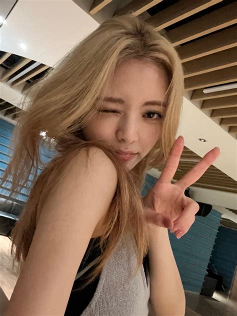 220711 ITZY SNS Update - Yuna | kpopping