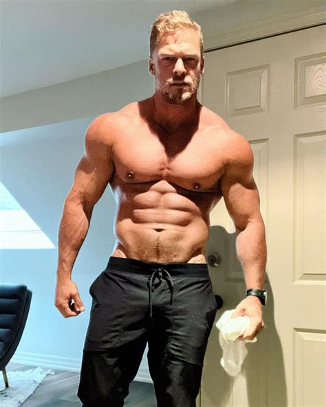 Alan ritchson shows off his jacked physique ahead of reacher season two ...