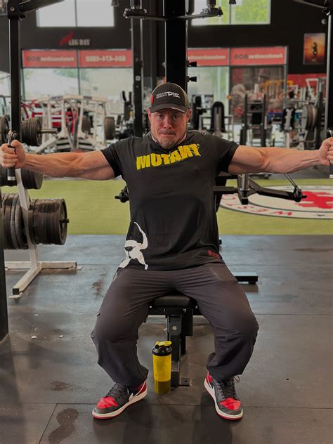 Kass Gillis | Poolside vibes in Sin City 🔥 - 2 more days until the