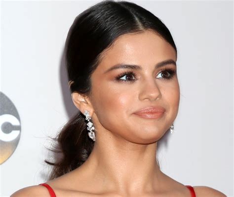 20 Most Popular Female Celebrities With Round Faces (2024)
