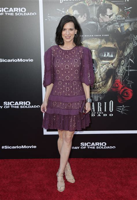 Perrey Reeves Photos • CelebMafia