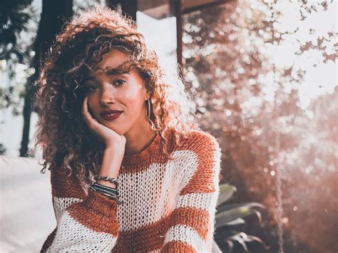 Capelli ricci: acconciature per chiome ribelli e fluenti, tra fascino ...
