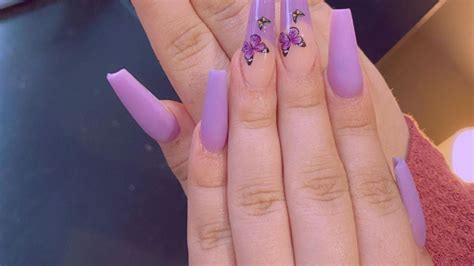 Uñas con mariposas: Diseños en color morado para unas manos alegres y ...