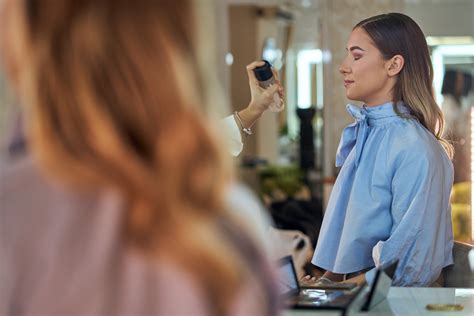 Как выбрать спрей для фиксации макияжа: советы визажистов